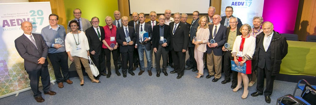 24 nuevos eméritos recibieron emblemas por su trayectoria
